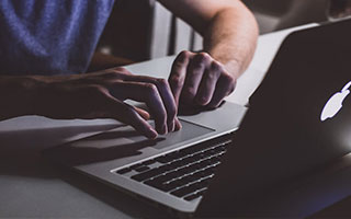 华体会体育-湖南张家界：云端竞速！天门山绝壁天梯上演“空中马拉松”